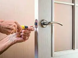 Processo de abertura de fechadura usando um equipamento específico