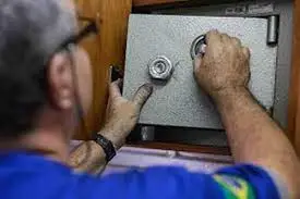 Chaveiro abrindo um cofre