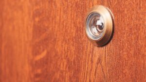 Olho Mágico instalado em porta de madeira